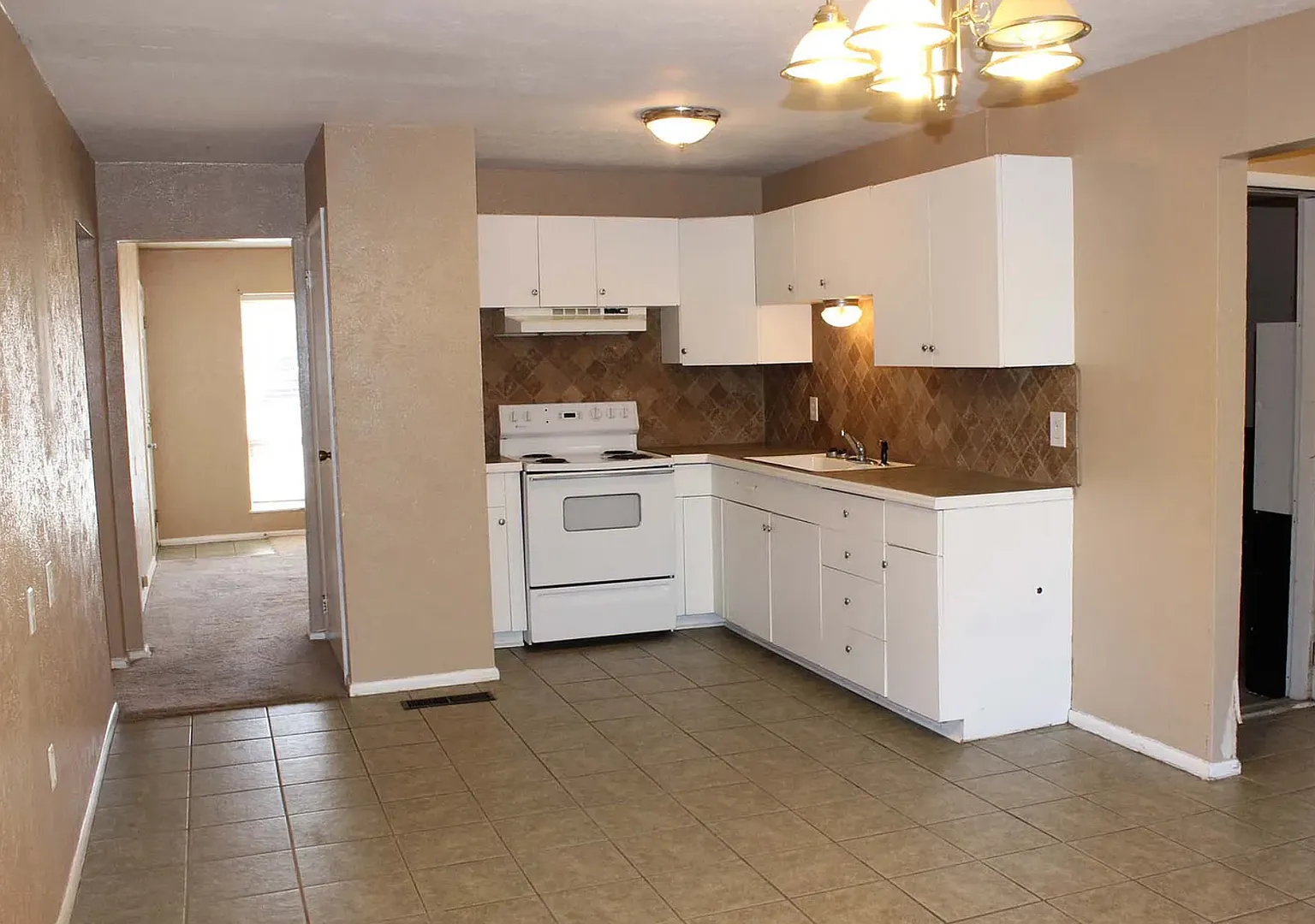 View Now/Coming Soon - Charming 2-Bedroom Home With Large Backyard In Lake Worth! — Photo 2