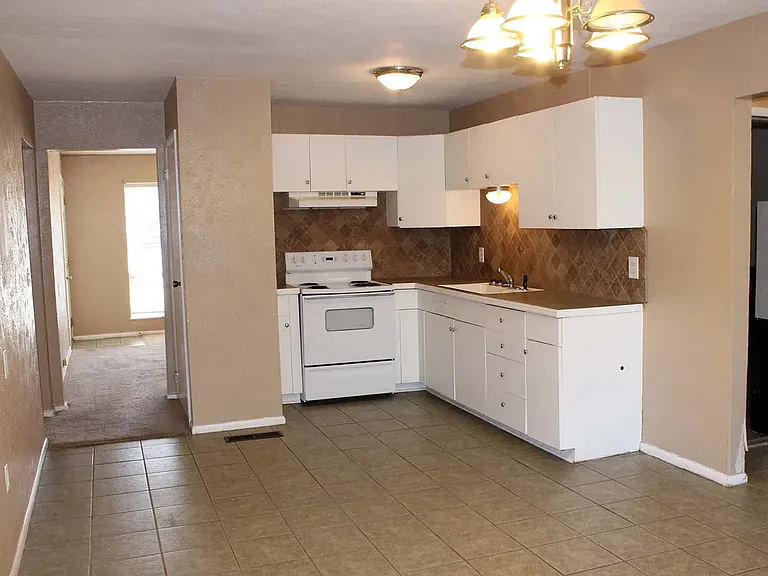 6404 Waynewood Ct — Photo 2