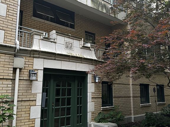 2nd image of 4312 N Clarendon Ave APT 1221