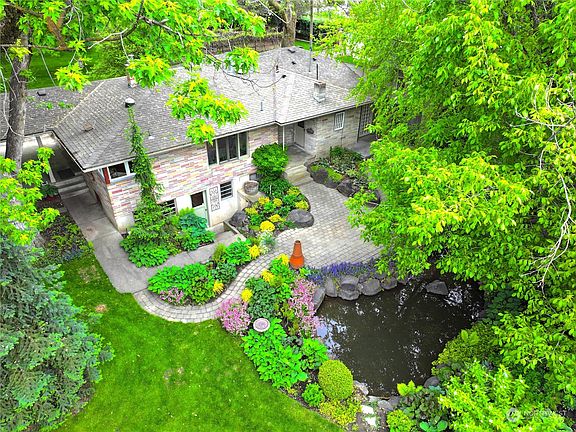 2nd image of 830 Wallowa Drive