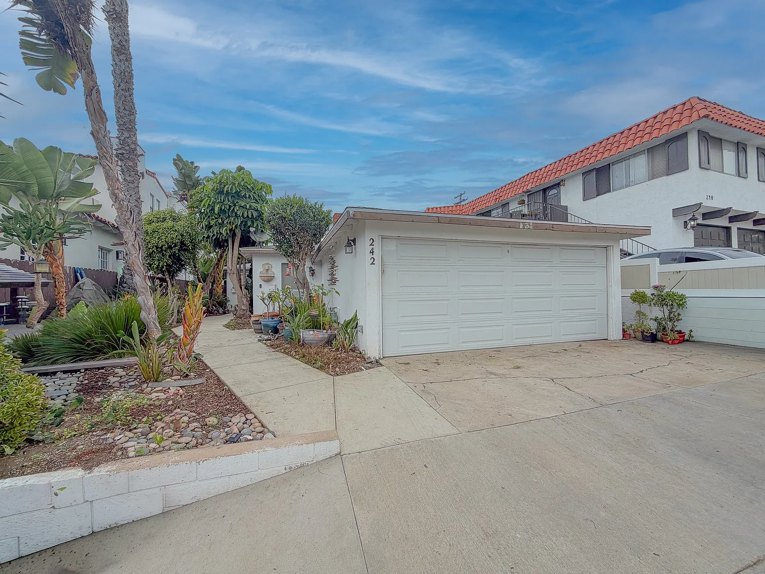 2 bed, 700 sqft, $3,350 — Photo 1