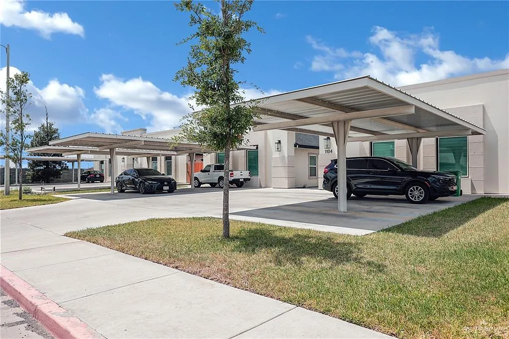 3 bed, 2.0 bath, 4233 sqft, $1,300 — Photo 3