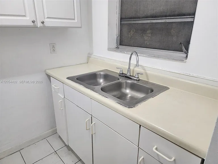 642 E 2nd Ave #B — Photo 9