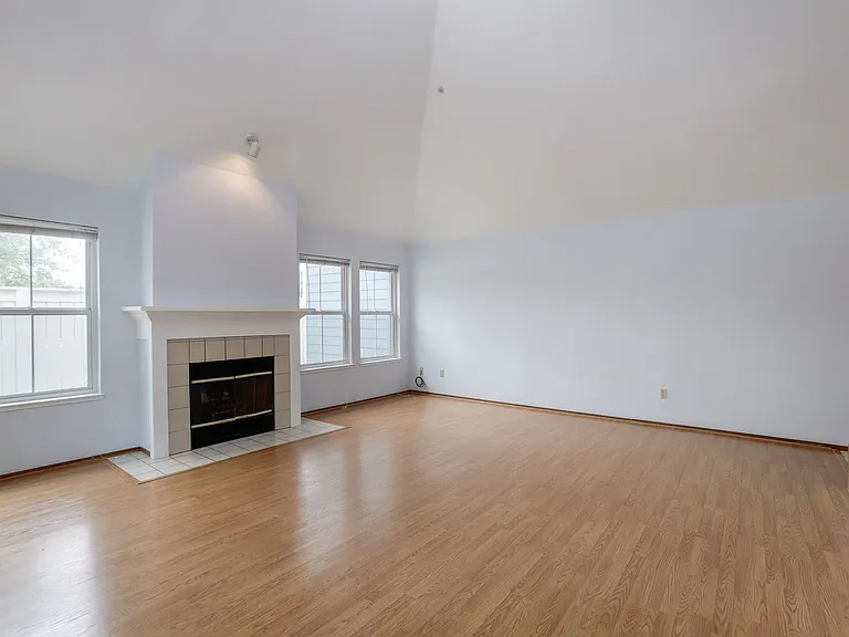 1055 Hull Ln — Photo 8