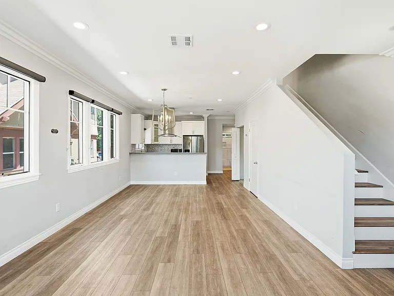 1822 S Harvard Blvd — Photo 22
