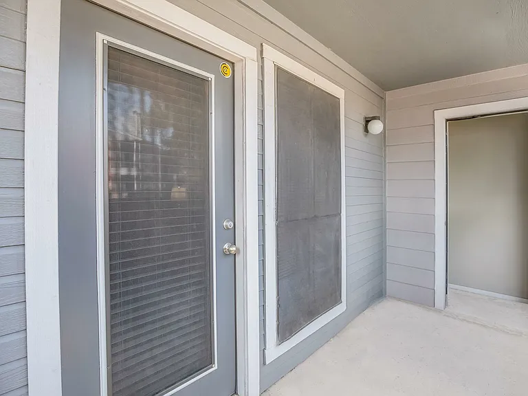 Del Lago Apartments — Photo 11