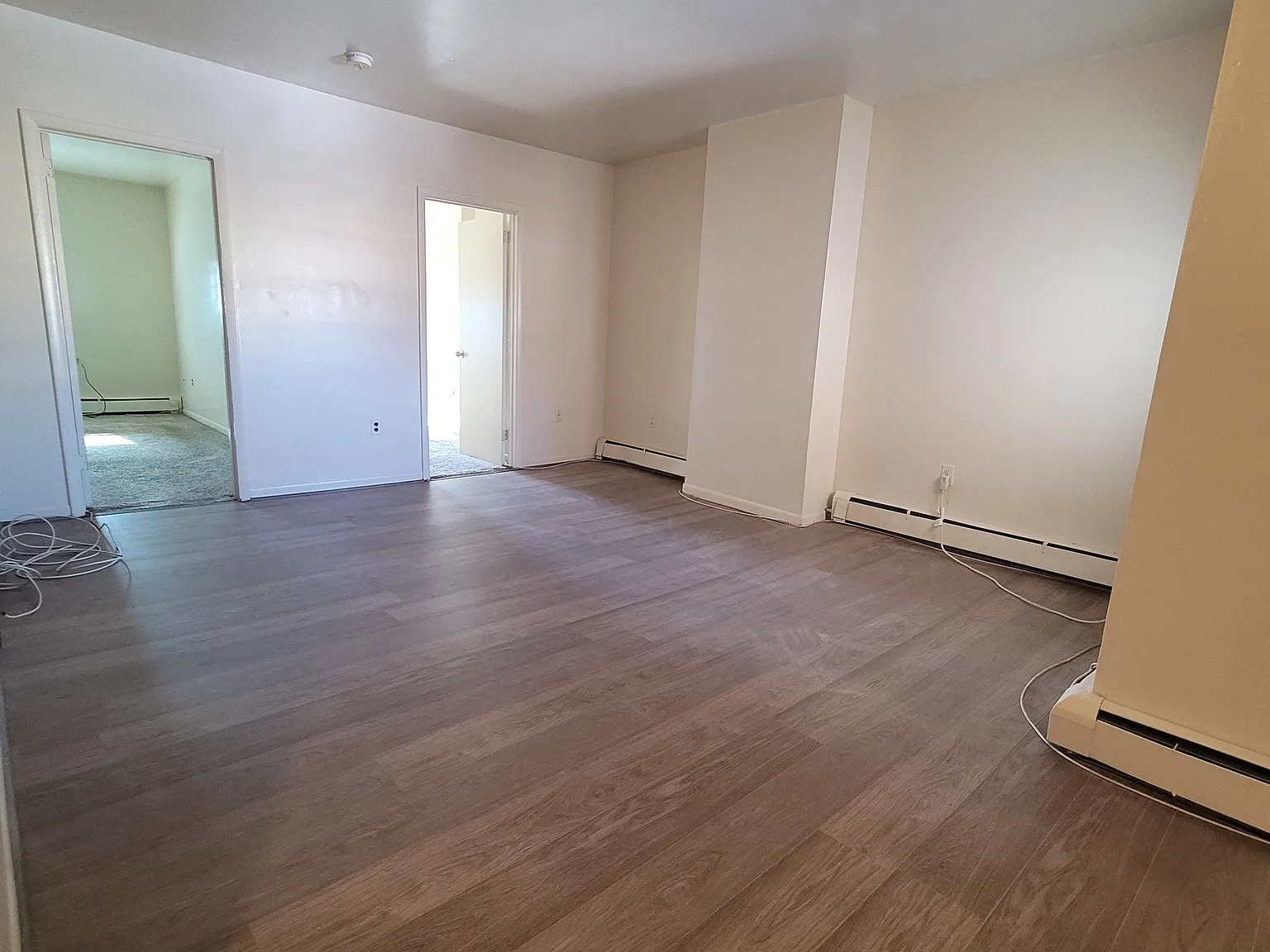 3 bed, 1000 sqft, $1,600 — Photo 2
