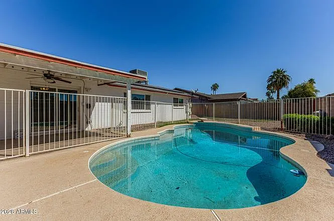 1241 W Laredo St — Photo 5