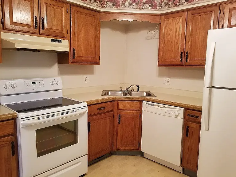 2117 E 45th St #201 — Photo 5