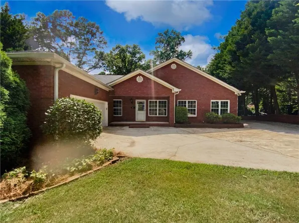 433 Derbyshire Dr, Stone Mountain, GA 30088
