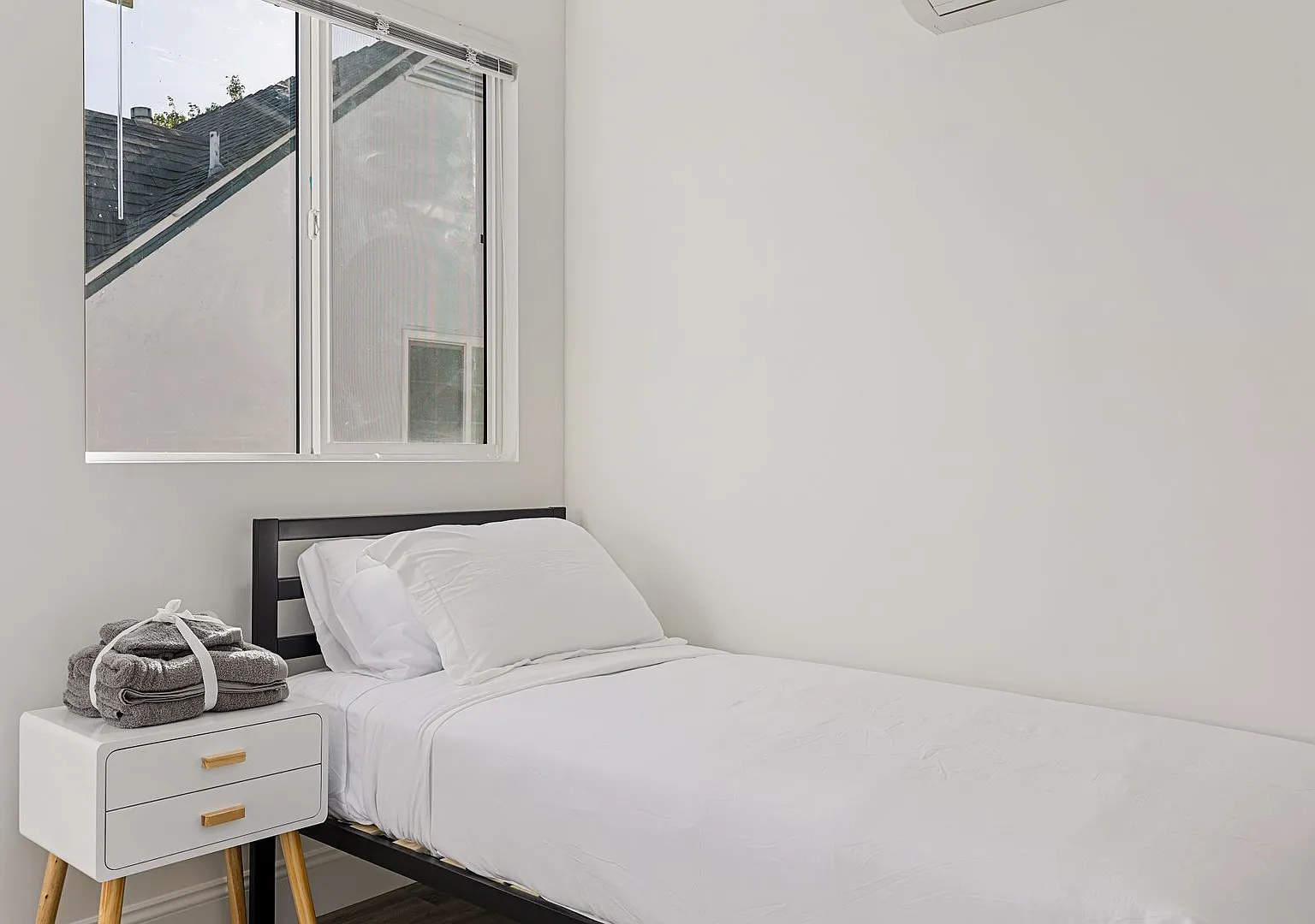A 5 bedroom, 3 bathroom apartment with common areas and a fully functional kitchen at 1740 Kelton... — Photo 1