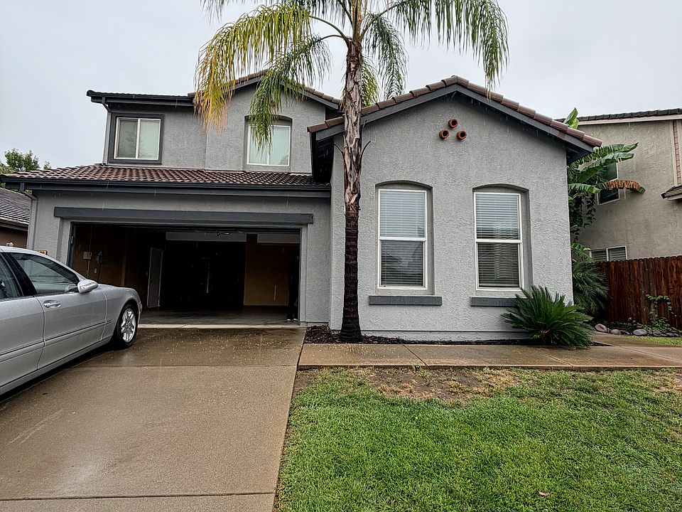 front car garage door 
 copy and paste this youtube link for video tour
