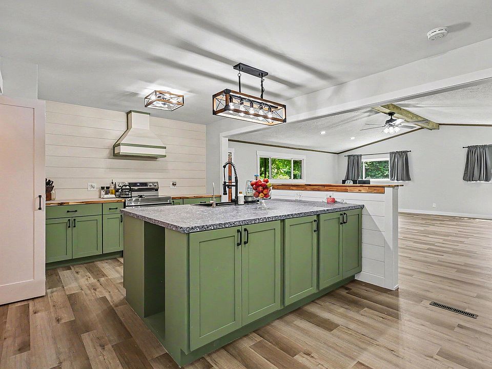 HAI SPORTING GEAR フリルパッチワーク長袖シャツ　グリーン 965 Victor Ave, Muskegon, MI 49445 | MLS #26047714 | Zillow