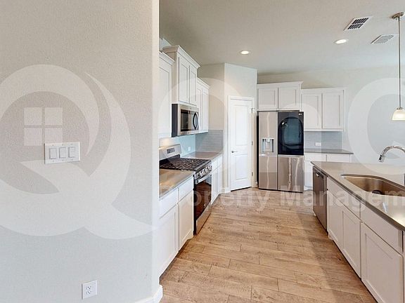5th image of 225 Drumcliffe Dr