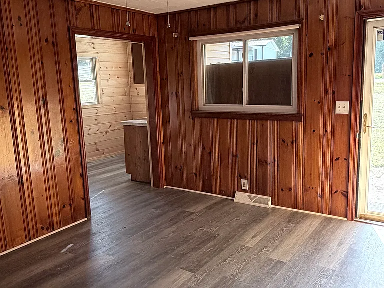 2048 Harmon St — Photo 15