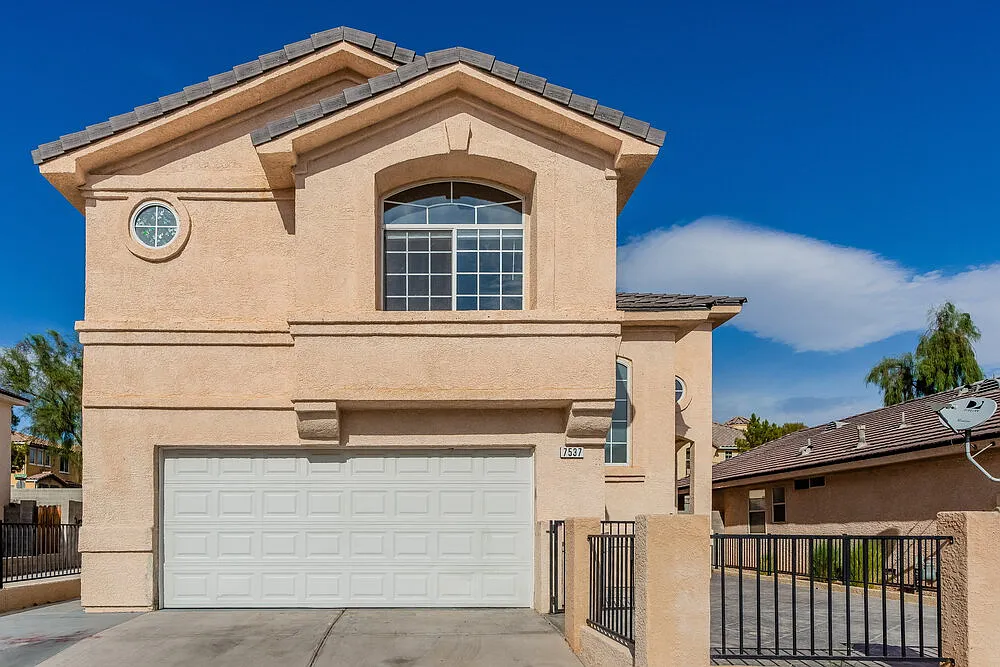 3 bed, 2.5 bath, 2098 sqft, $2,470 — Photo 1