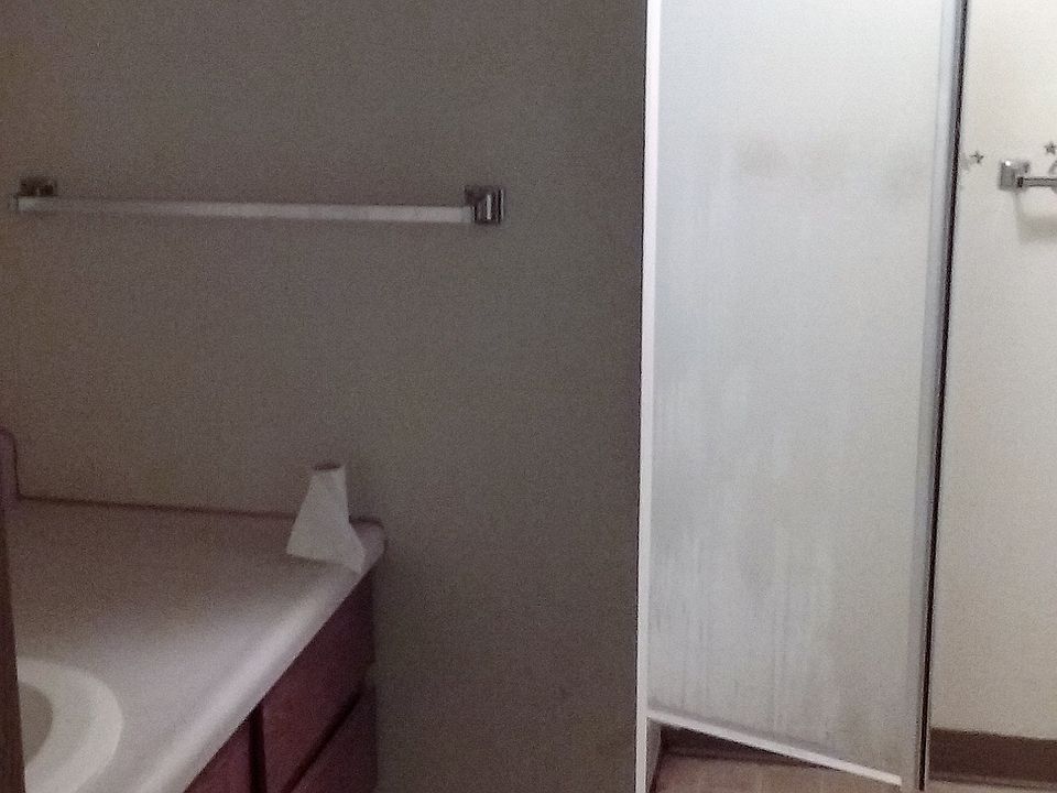 Bathroom w/shower