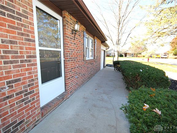 5th image of 945 Preston Dr