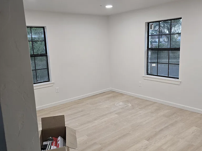 2413 SW 24th St — Photo 5