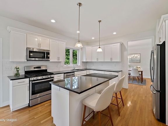 4th image of 42 Magnolia Way