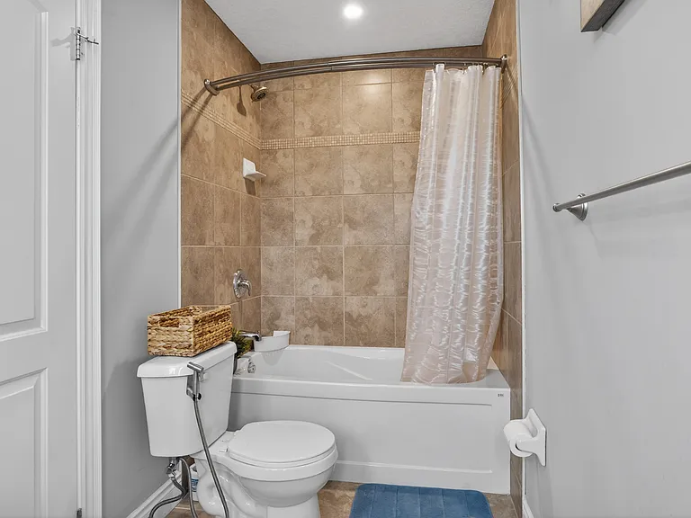 2200 Dogwood Cres — Photo 33