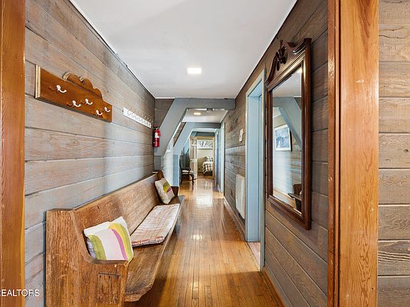 4th image of 1066 Ski View Dr