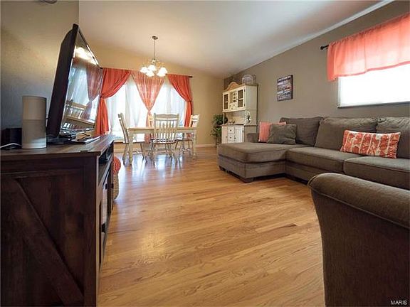 4th image of 300 Versailles Dr
