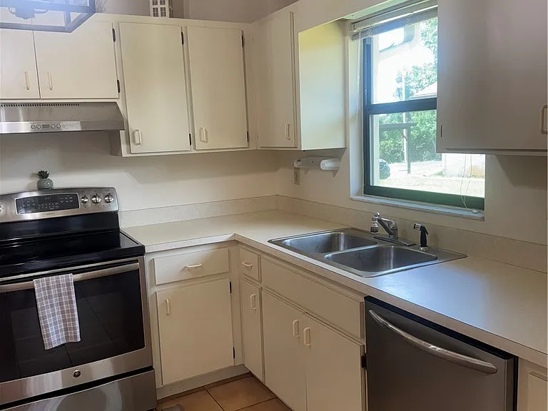 14 Charlton Dr — Photo 7