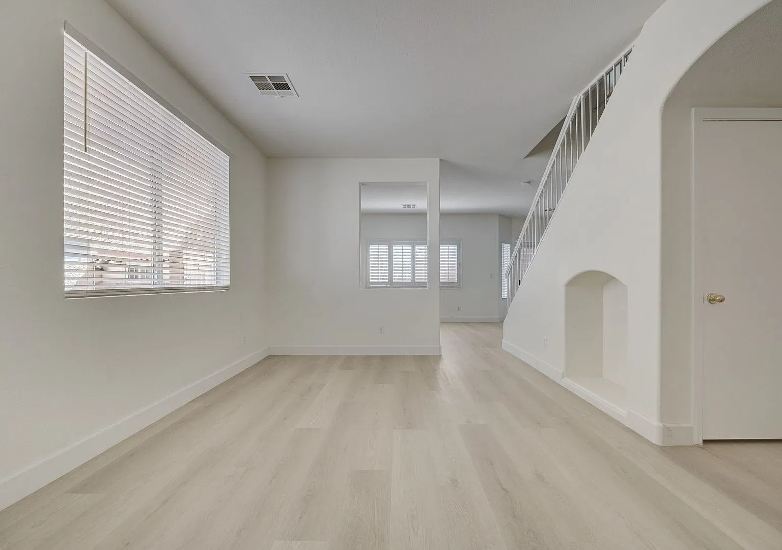 Spacious 3-bedroom with huge loft, 2.5-bath home located in the gated Stonecliff community — Photo 4