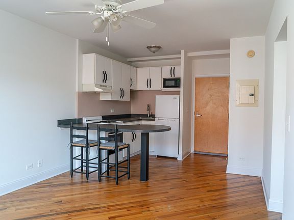 5th image of 840 W Montrose Ave APT 408