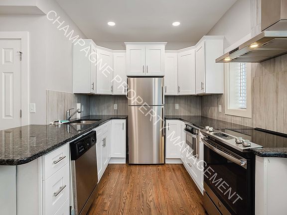 4th image of 920 Ward Pkwy #8