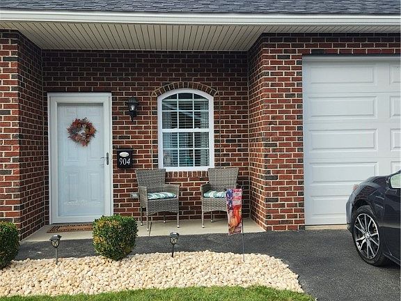 2nd image of 904 Valentina Ln