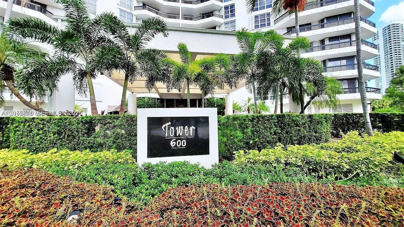 Mystic Pointe Tower 600 C — Photo 2