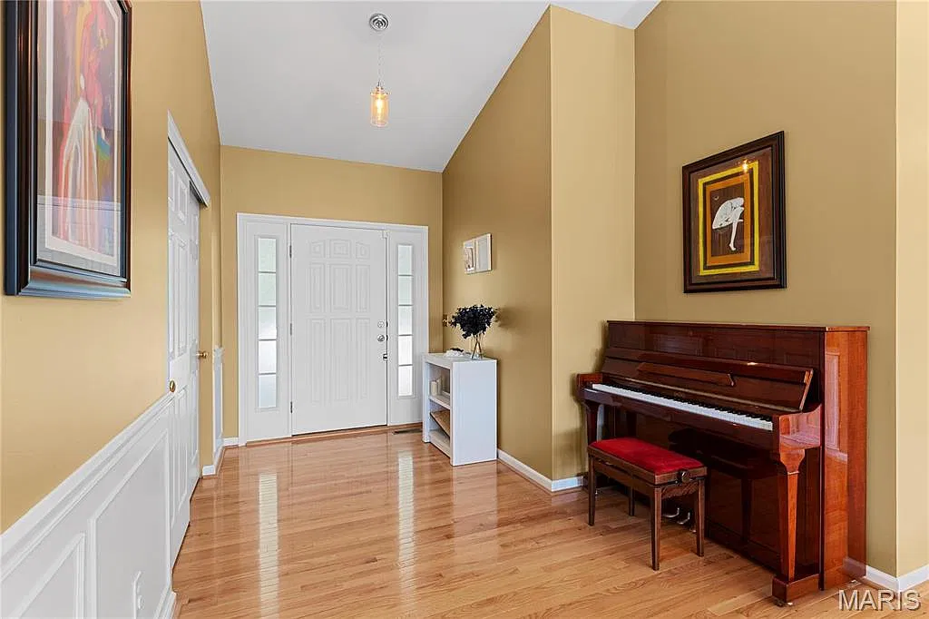4 bed, 3.0 bath, 2135 sqft, $3,000 — Photo 3