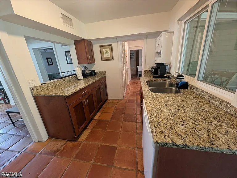 1637 Woodford Ave — Photo 24