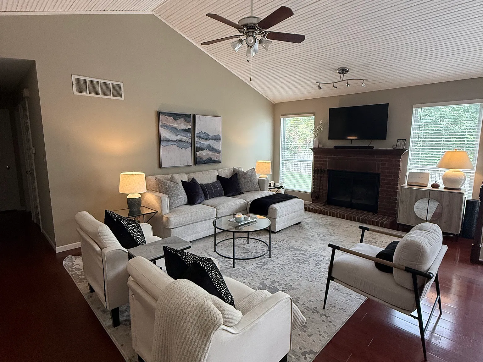3 bed, 1404 sqft, $2,200 — Photo 4