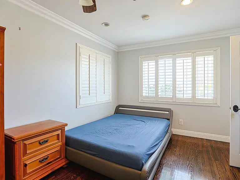 313 E 11th St #6267274877 — Photo 9