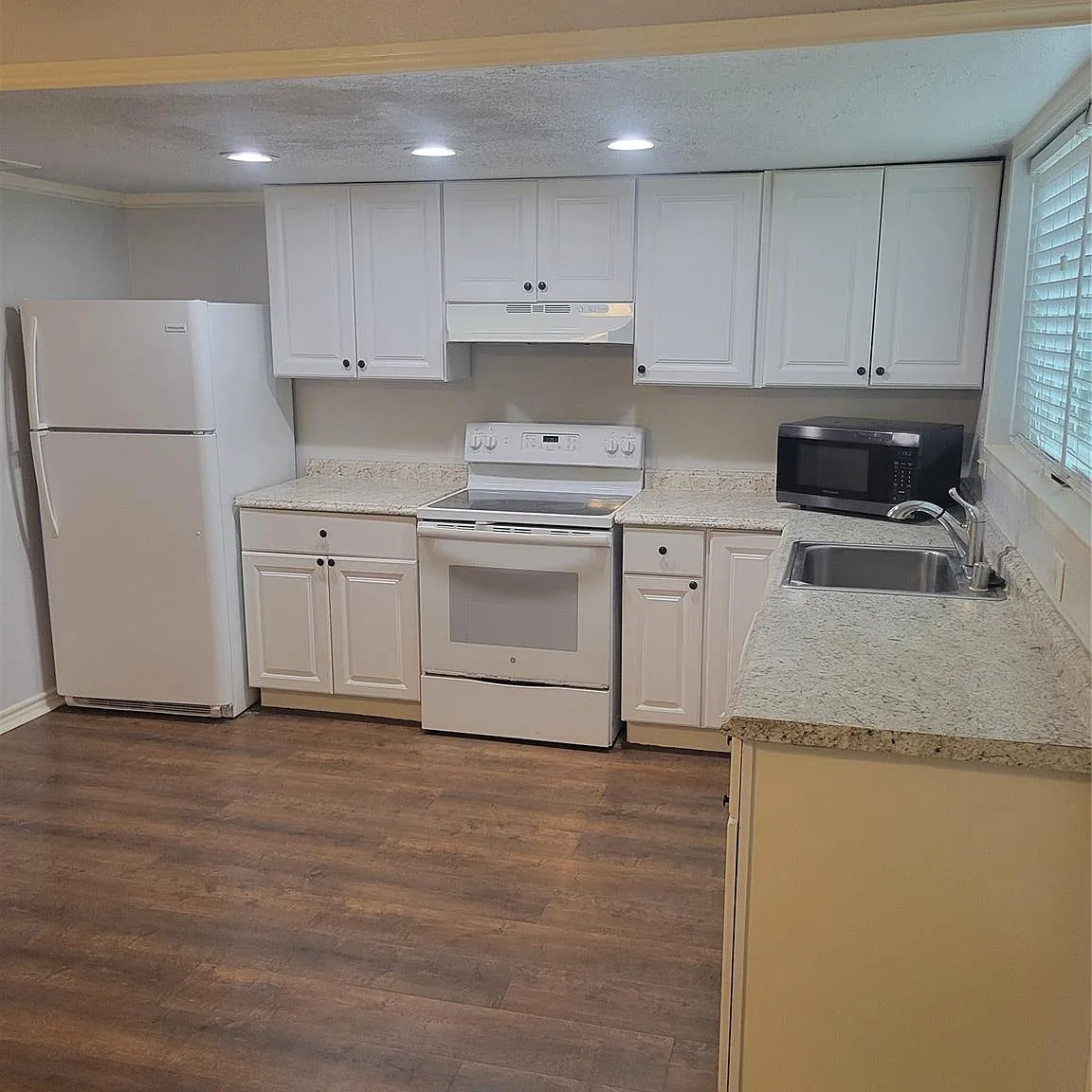 2 bed, 1.5 bath, 1156 sqft, $1,400 — Photo 2