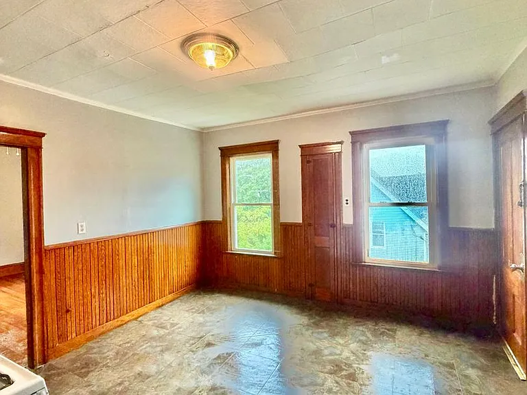 212 Welles Street — Photo 3