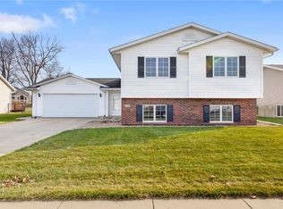 330 E Terrace Dr, Center Point, IA 52213