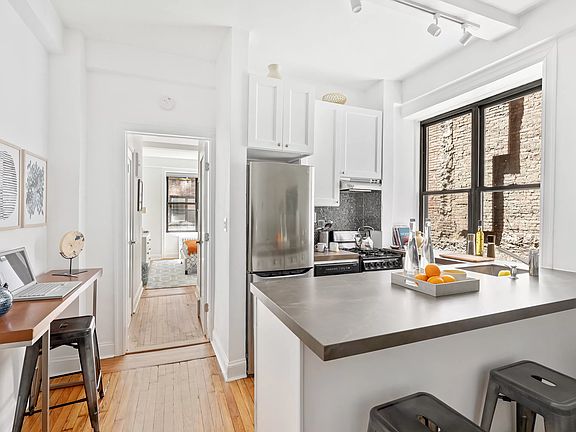 4th image of 116 W 72nd St APT 4E