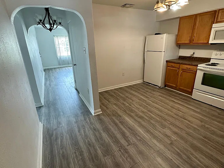 526 Sumner St — Photo 16