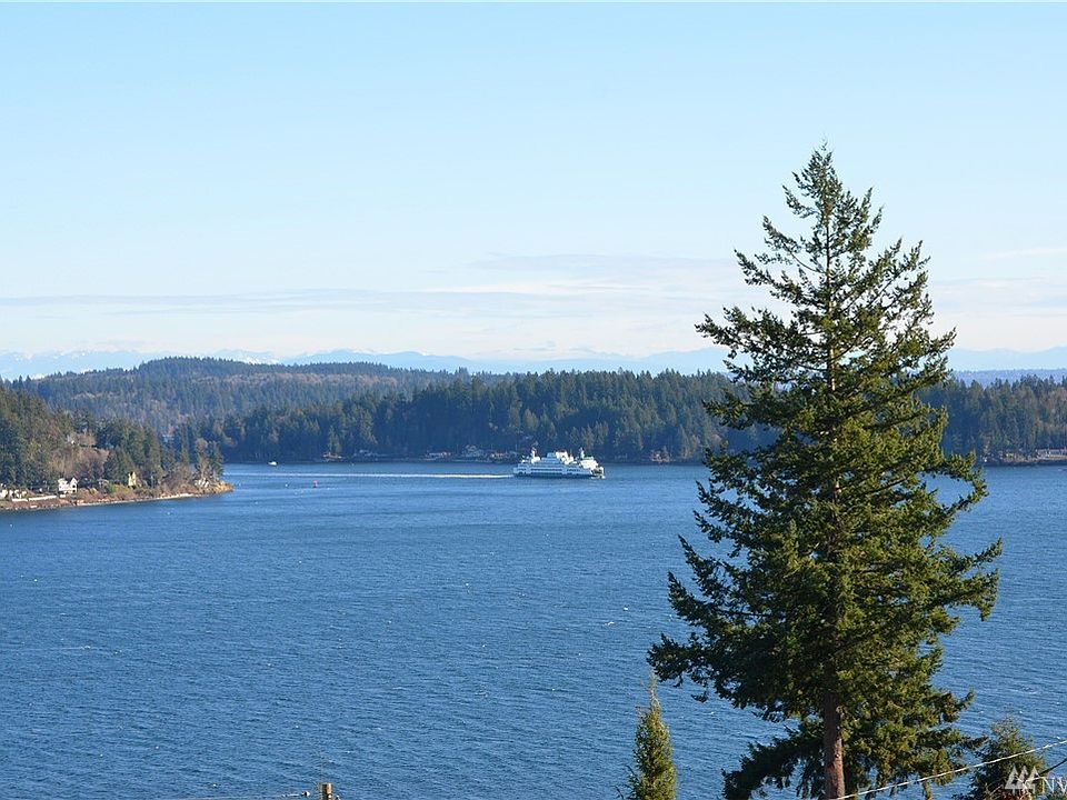Absolutely stunning view!  Watch the ferry's, ship's, subs, etc.... go by. Mount Rainier is also off on the right (not shown in this picture.)