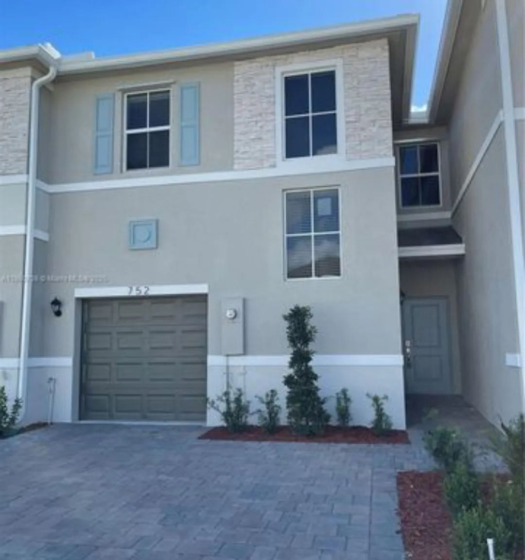 3 bed, 2.5 bath, 1628 sqft, $3,200 — Photo 1