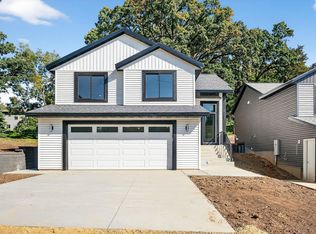 221 20th St SW, Rochester, MN 55902