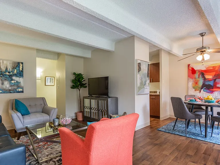 Monaco Lakes Apt — Photo 9