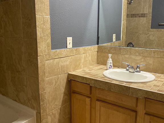 Upstairs full bathroom