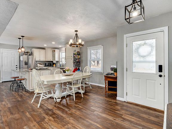 5th image of 1052 E Oak Tree Lane