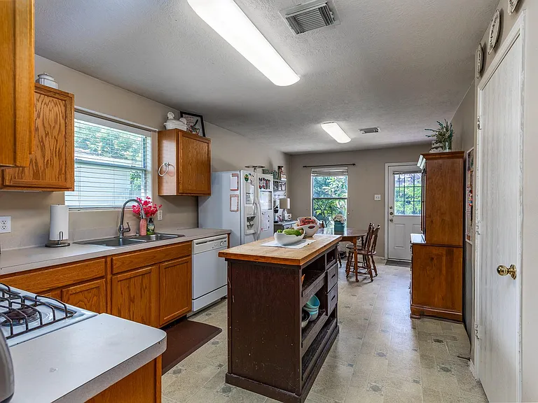 24027 Kingbriar Dr — Photo 6