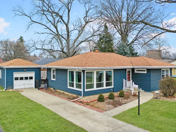 2116 Eastgate Pl, Bloomington, IL 61701